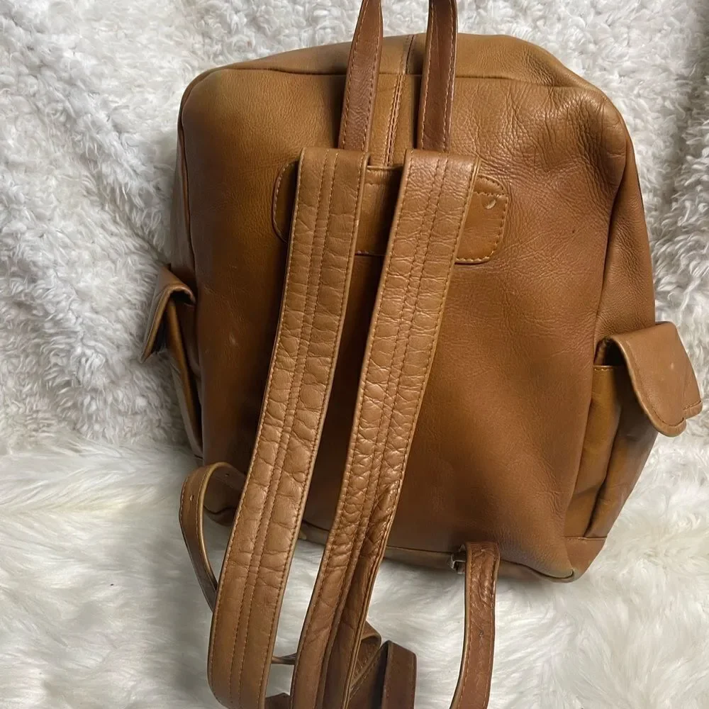 Unbranded tan leather large Backpack antique tone hardwares.